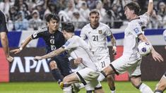 Pemain Jepang, Takefusa Kubo (kiri) berusaha mencetak gol ke gawang Timnas Indonesia dalam laga Grup C Putaran Ketiga Kualifikasi Piala Dunia 2026 di Suita Stadium, Jepang, Selasa (10/06/2025). (AP Photo/Kyodo News/Shohei Miyano)