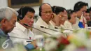 Presiden Rodrigo Duterte dan rombongan menyimak penjelasan dari pemerintah Indonesia saat menggelar pertemuan birateral di Istana Merdeka, Jakarta, Jumat (9/9). (Liputan6.com/Faizal Fanani)