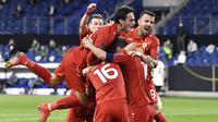 Para pemain Makedonia Utara merayakan gol pertama ke gawang Jerman yang dicetak striker Goran Pandev dalam laga lanjutan Kualifikasi Piala Dunia 2022 Zona Eropa Grup J di Duisburg, Jerman, Rabu (31/3/2021). Makedonia Utara mengalahkan Jerman 2-1. (AP/Martin Meissner)