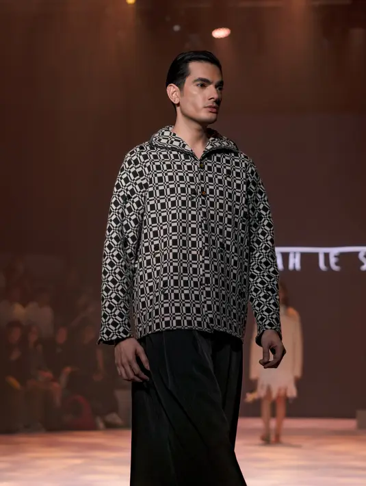 Lewat penggunaan kain yang inovatif ini, Richard dan Wiradiputra memberikan gambaran sekilas tentang dunia di mana mode bersinggungan dengan kesadaran lingkungan. [Foto: Document/Plaza Indonesia]