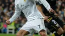 Gelandang Real Madrid, Cristiano Ronaldo berusaha mengontrol bola dari kawalan bek Sevilla, Benoit Tremoulinas pada Liga Spanyol di Stadion Santiago Bernabeu (21/3). Real Madrid menang besar atas Sevilla dengan skor 4-0. (AFP/PEDRO ARMESTRE)