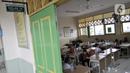 Siswa saat mengikuti kegiatan belajar di salah satu kelas SDN Bukit Duri 11, Jakarta, Senin (6/1/2020). Banjir menyebabkan sekitar 50 persen siswa SDN Bukit Duri 11 tidak masuk sekolah karena mayoritas tinggal di kawasan Kampung Melayu dan Kampung Pulo. (merdeka.com/Iqbal S. Nugroho)