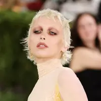 Dari riasan gothic hingga tatanan rambut wet look, semua terangkum dalam red carpet Met Gala 2026.