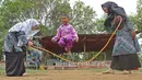 Murid TK sedang bermain karet  di sekolah alam Sukawangi, Kabuapaten Bekasi, Jawa Barat, Senin (30/11/2020). Kegiatan bermain di alam terbuka menjadi solusi bagi para murid untuk menghilangkan rasa jenuh usai belajar dimasa pandemi COVID-19. (Liputan6.com/Herman Zakharia)