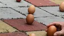 Sejumlah warga etnis Tionghoa mendirikan telur ayam pada dalam perayaan Peh Cun di Pasar Lama, Kota Tangerang, Kamis (9/6). Hari ini tepat pukul 12.00 WIB telur ayam bisa berdiri. (Liputan6.com/Fery Pradolo)