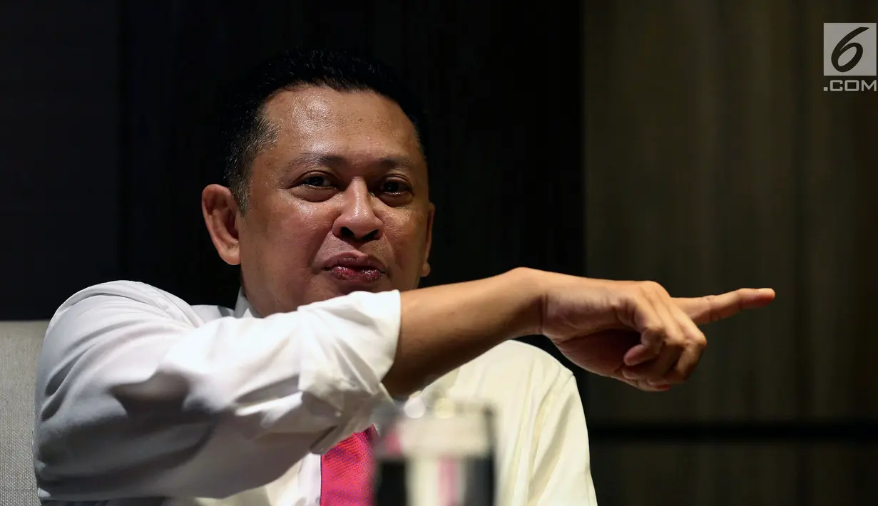 Ketua DPR Bambang Soesatyo saat sesi foto usai terpilih sebagai Ketua DPR di Kompleks Parlemen, Senayan, Jakarta, Rabu (17/1).  Bambang resmi menjadi Ketua DPR dengan masa jabatan 2014-2019. (Liputan6.com/JohanTallo)