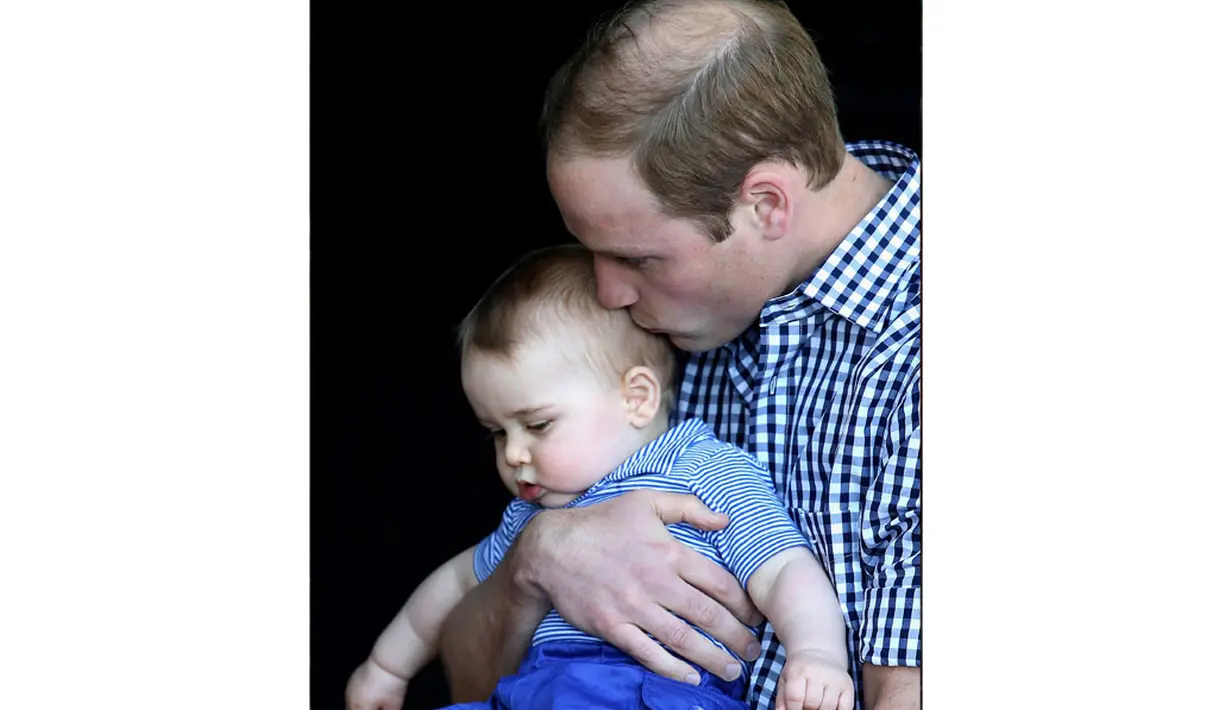 Sesekali terlihat Pangeran William mencium buah hatinya dengan Kate Middleton, George, (20/4/2014). (REUTERS/Chris Jackson)