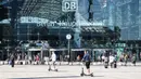 Orang-orang terlihat di luar Stasiun Kereta Pusat Berlin di Berlin, ibu kota Jerman, pada 6 Agustus 2020. Kasus COVID-19 di Jerman bertambah 1.045 dalam sehari sehingga total menjadi 213.067, seperti disampaikan Robert Koch Institute (RKI) pada Kamis (6/8). (Xinhua/Shan Yuqi)