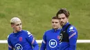 Pemain Inggris Jack Grealish (kanan) menyaksikan Phil Foden mengontrol bola saat sesi latihan di St George's Park, Burton upon Trent, Inggris, Senin (5/7/2021). Inggris akan melawan Denmark pada pertandingan semifinal Euro 2020. (AP Photo/Rui Vieira)