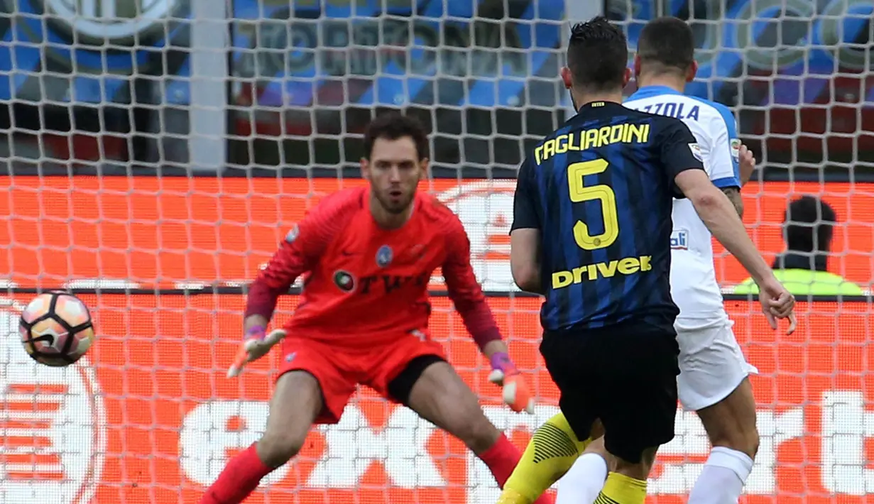 Proses terjadinya gol yang dicetak gelandang Atalanta, Roberto Gagliardini, ke gawang Atalanta. Meski kalah dalam penguasaan bola, Nerazzurri, lebih efektif dalam menyerang dan berhasil menyarangkan tujuh gol. (EPA/Matteo Bazzi)