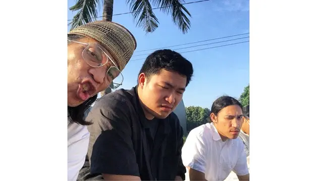 Jarang Terekspos, Ini 6 Potret Lelaki Hoed Anak Sulung Melly Goeslaw