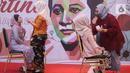 <p>Karyawan perempuan PPK Kemayoran mengikuti lomba merias wajah aat peringatan Hari Kartini di Jakarta, Kamis (21/04/2022). Peringatan hari Kartini tersebut mengangkat tema, Kartini milenial yang tangguh, mandiri dan kreatif. (Liputan6.com/Fery Pradolo)</p>