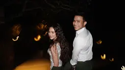 Jessica Mila dan Yakup Hasibuan mengenakan busana elegan. Mereka menikmati indahnya malam berdua. (Foto: Instagram/ jscmila)