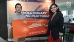 Merry Riana (kanan) dan CEO GIC Trade Peter Tendean (kiri) saat menandatangani sebagai Brand Ambassador Global Investa Capital (GIC) Trade usai peluncuran Platform GIC Trade Futures di Jakarta, Sabtu (13/4). (Liputan6.com/Fery Pradolo)
