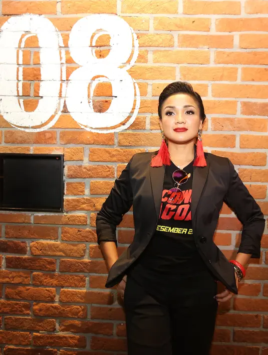 "Tepung sih. Karena Na masih pengen ada satu yang di takeout lah ya. Dan yang lumayan signifikan buat Na sih ya tepung, karena lebih ngendap dibandingkan makanan kaya nasi,” tambah Nirina. (Bambang E.Ros/Bintang.com)