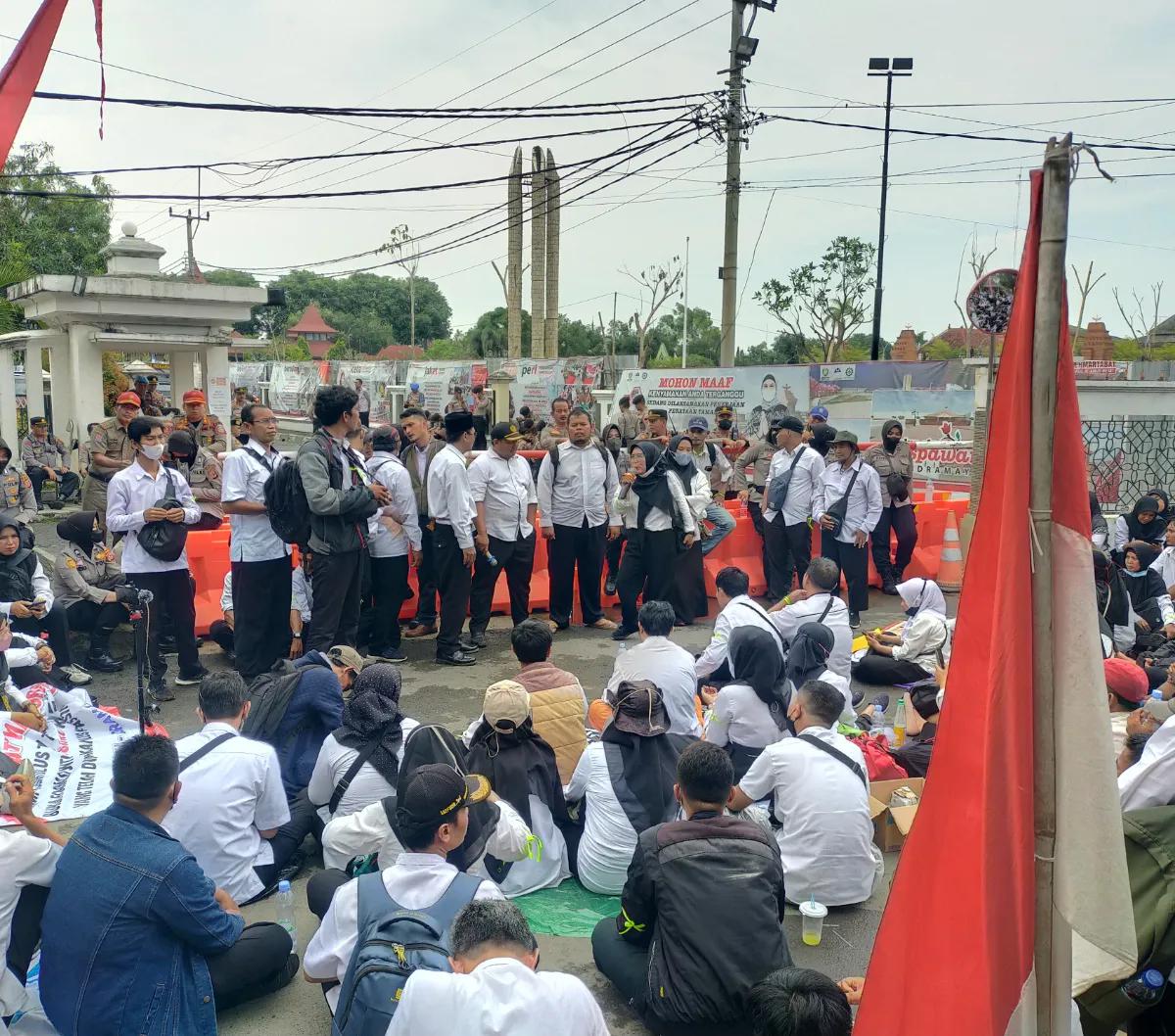 Dia mengatakan hal tersebut secara langsung kepada Presiden Joko Widodo saat&nbsp;peringatan Hari Guru Nasional yang dihadiri 7.000 guru secara langsung serta daring dari berbagai daerah di Indonesia.