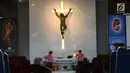 Panitia Gereja Santa Anna merapikan altar dan mempersiapkan tempat peribadatan malam Misa Natal di Duren Sawit, Jakarta, Senin (24/12). Persiapan tersebut untuk menyambut umat Kristiani yang akan beribadah pada malam Misa Natal. (Merdeka.com/Imam Buhori)