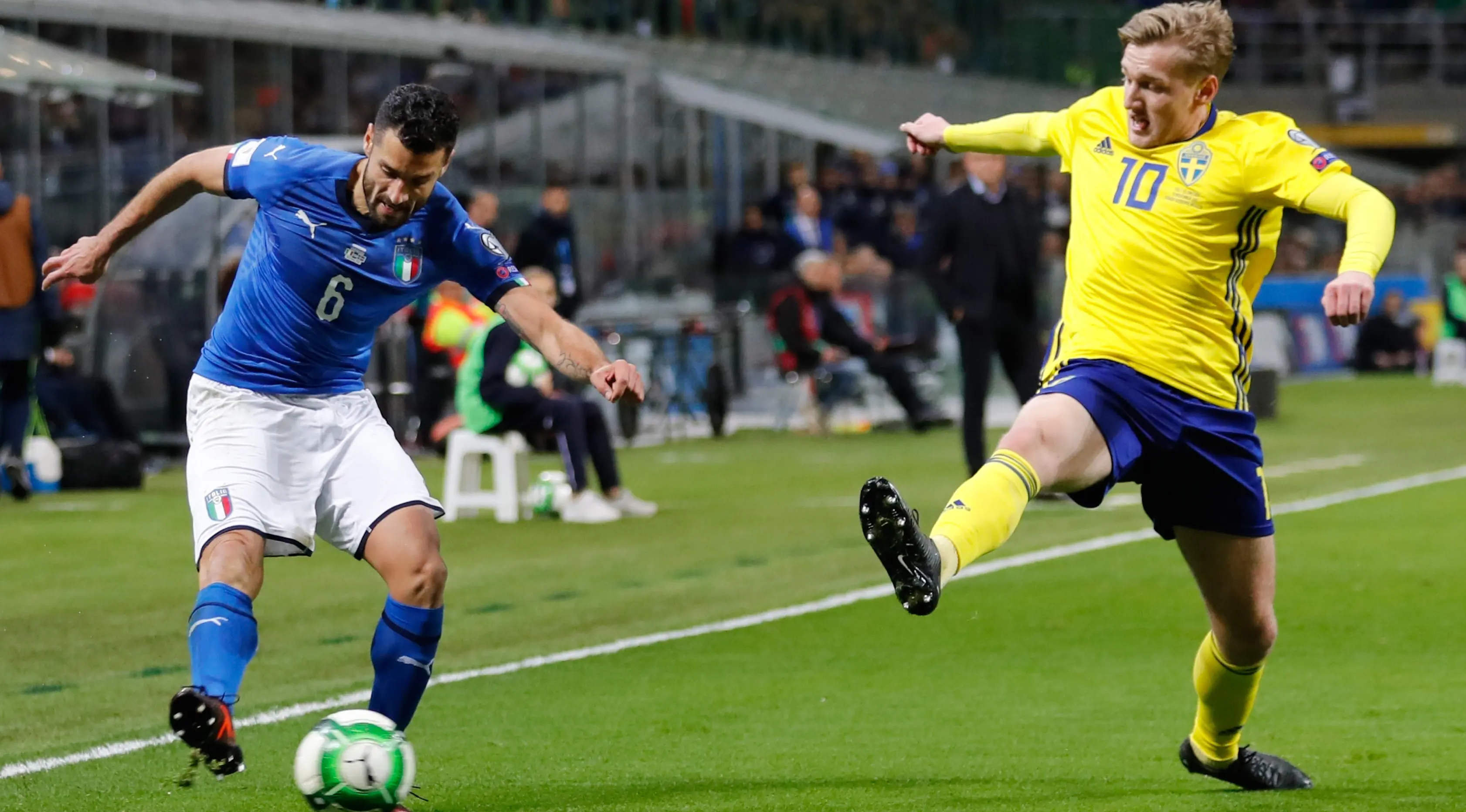 Pemain Italia Antonio Candreva berebut bola dengan pemain Swedia, Emil Forsberg pada laga leg kedua playoff Piala Dunia 2018 melawan Italia, di Stadion San Siro, Selasa (14/11). Swedia lolos ke Rusia 2018 berkat keunggulan agregat 1-0 (AP/Antonio Calanni)