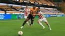 Gelandang Wolverhampton Wanderers, Adama Traore (tengah) berebut bola dengan bek Olympiakos, Svetozar Markovic pada leg kedua babak 16 besar Liga Europa di Molineux Stadium, Kamis (6/8/2020). Wolverhampton menumbangkan Olympiakos dengan skor 1-0. (Lindsey Parnaby/AFP)