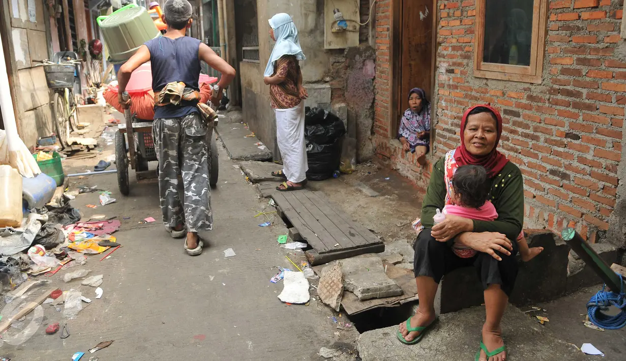 Warga saat bersantai di kawasan Pasar Ikan Luar Batang, Penjaringan, Jakarta Utara, Minggu (10/4). Warga nantinya direlokasi ke beberapa rusun di Ibu Kota, misalnya ke Rusun Rawa Bebek dan Rusun Marunda. (Liputan6.com/Gempur M Surya)
