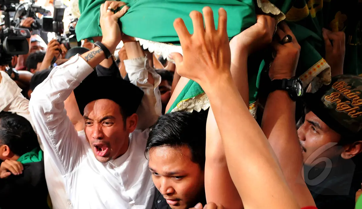 Mobil ambulan yang membawa jenazah Olga Syahputra tiba di rumah duka pukul 9.45 WIB, Jakarta, Sabrtu (28/3/2015). Tampak keranda jenazah Olga Syahputra digotong oleh banyak orang (Liputan6.com/Faisal R Syam)