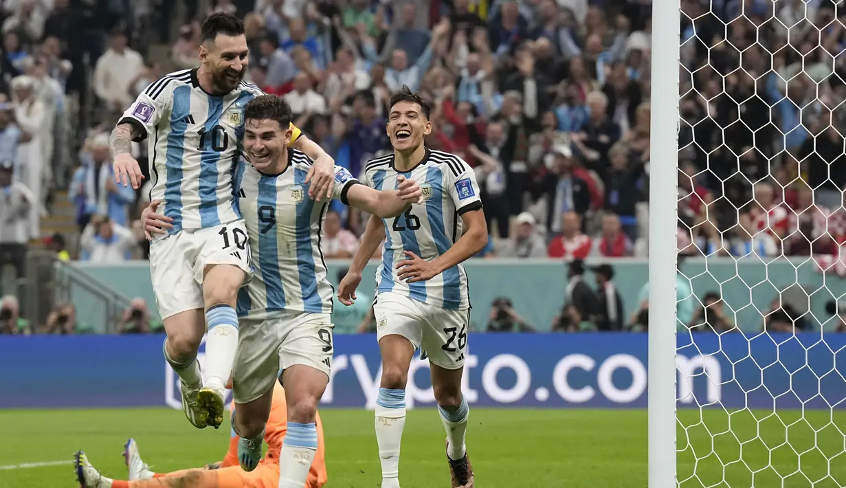 Penyerang Argentina, Julian Alvarez berselebrasi dengan Lionel Messi usai mencetak gol ke gawang Kroasia pada pertandingan semifinal Piala Dunia 2022 di Stadion Lusail di Lusail, Qatar, Rabu (14/12/2022). Argentina berhasil lolos ke final setelah menang telak atas Kroasia dengan skor 3-0. (AP Photo/Martin Meissner)