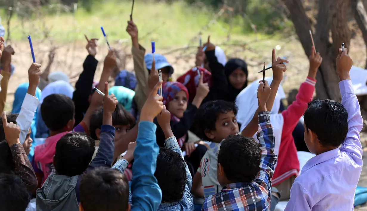 Anak-anak mengikuti kelas terbuka di desa al-Kashar Yaman barat daya, provinsi Taez (16/9/2019). Lebih dari 2.500 sekolah tidak digunakan di seluruh Yaman. (AFP Photo/Ahmad Al-Basha)