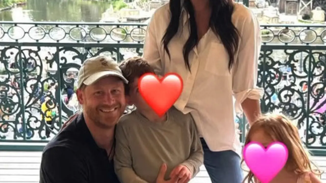 Gaya Kasual Meghan Markle Liburan ke Disneyland Bersama Pangeran Harry dan Kedua Anaknya, Pakai Flat Shoes Kesayangan Rp1,6 jutaan