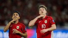 Dua pemain Oxford United andalan Timnas Indonesia, Marselino Ferdinan dan Ole Romeny, merayakan gol yang dicetak ke gawang Bahrain dalam laga Kualifikasi Piala Dunia 2026 zona Asia di Stadion Utama Gelora Bung Karno (SUGBK) Senayan, Jakarta, Selasa (25/3/2025) malam WIB. Ole Romeny mencetak gol setelah memaksimalkan assist dari Marselino Ferdinan. (Bola.com/Bagaskara Lazuardi)