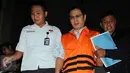 Direktur PT Ciputra Optima Mitra, Rudiyanto menutupi wajahnya saat digiring menuju mobil tahann di KPK, Jakarta, Selasa (24/11).  KPK resmi menahan Rudi terkait kasus dugaan korupsi tukar guling tanah Pemerintah Kota Tegal. (Liputan6.com/Helmi Afandi)