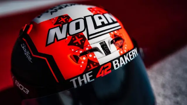 Alex Rins pamer helm berdesain batik