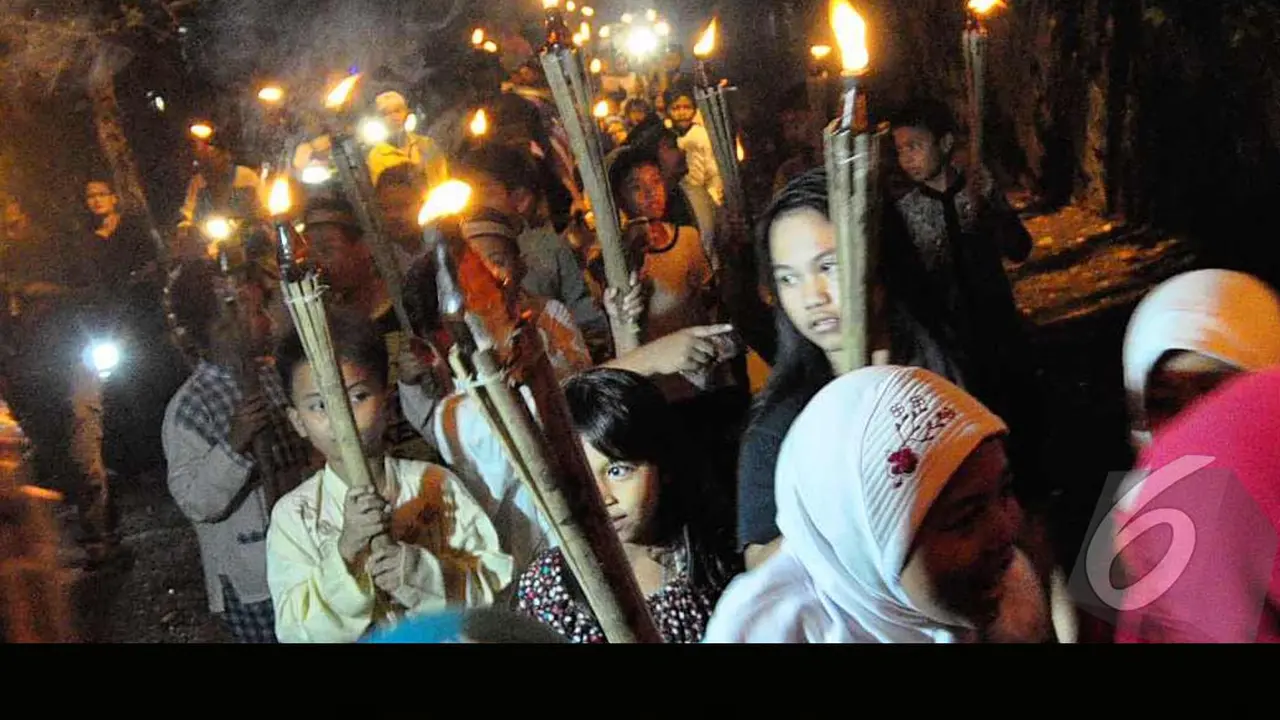 Serunya Pawai Obor di Matraman