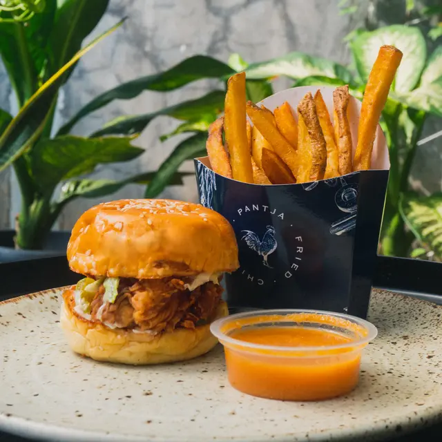 Bagaimana Rasanya Menyantap Olahan Ayam Goreng Premium dari Pantja Fried Chicken?