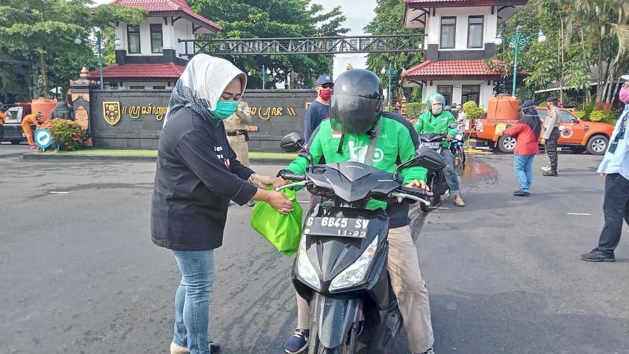 Ojol di Purbalingga mendapat paket sembako. (Foto: Liputan6.com/Galoeh Widura)