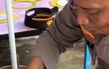 Sarapan Pagi, Para Perwira Polisi Ini Begitu Nikmat Makan Gorengan & Lontong di Warung Sederhana
