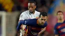 Gelandang AS Roma, Seydou Keita (kiri) berusaha merebut bola dari gelandang Barcelona, Sergio Busquets pada laga Grup E Liga Champions di Camp Nou, Spanyol, Rabu (25/11). Barcelona menang telak atas AS Roma dengan skor 6-1. (AFP/Lluis GENE)