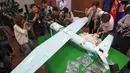 Sebuah pesawat tak berawak atau drone milik Korea Utara saat diperlihatkan di Kementerian Pertahanan Korea Selatan, Seoul, Rabu (21/6). Drone itu ditemukan awal bulan ini di sebuah gunung dekat perbatasan zona demiliterisasi. (Lee Jung-hoon/Yonhap via AP)