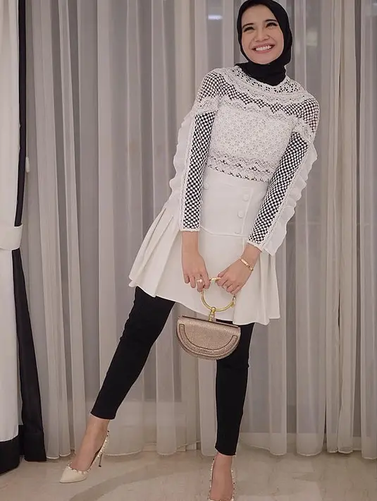 Monokrom adalah gaya andalan Zaskia. Kali ini ia tampil dengan dominan berwarna putih. Hanya saja istri dari Irwansyah ini memakai celana dan hijab berwarna hitam. Untuk baju dalamannya pun berwarna hitam. (Instagram/zaskiasungkar15)