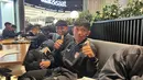 Bayu Aji Maulana, salah satu pemain Korea-Korea Selecao, mengaku memilih tidur di penerbangan menuju Portugal karena mendapatkan tempat duduk dengan orang asing yang tidak dikenalnya. (Bola.com/Bagaskara Lazuardi)