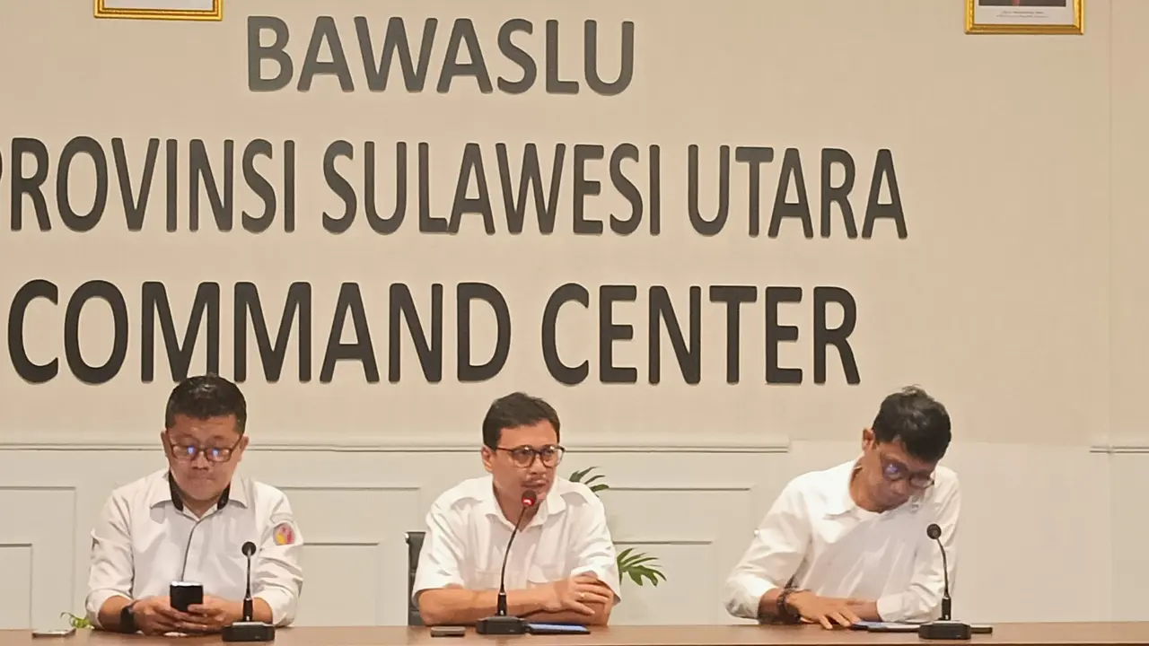 Ketua Bawaslu Sulut Ardiles Mewoh didampingi anggota Bawaslu Sulut Zulkifli Densi dan Steffen S Linu saat jumpa pers, Rabu (13/11/2024).