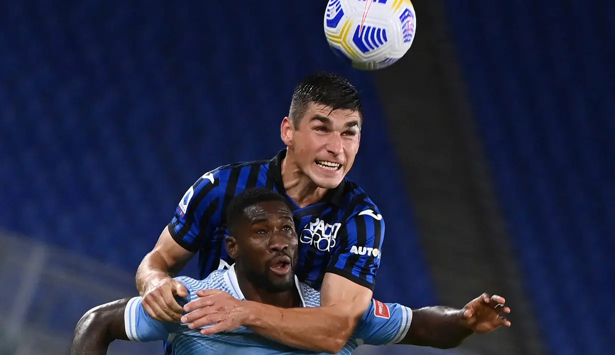 Gelandang Atalanta, Ruslan Malinovskiy mencoba melompati pemain Lazio, Bastos pada laga kedua Liga Italia Serie A di Stadion Olimpiade, Rabu (30/9/2020). Atalanta mampu menaklukkan tuan rumah Lazio dengan skor 4-1. (Alfredo Falcone/LaPresse via AP)