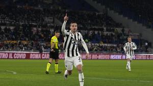 Bek Juventus, Mattia De Sciglio berselebrasi usai mencetak gol ke gawang AS Roma pada pertandingan lanjutan Liga Serie A Italia di stadion Olimpiade di Roma (10/1/2022). Juventus menang atas AS Roma 4-3. (AP Photo/Alessandra Tarantino)
