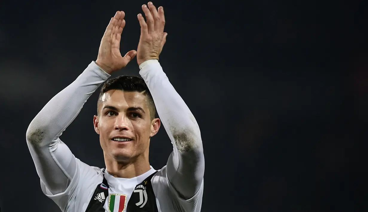 Stiker Juventus, Cristiano Ronaldo, menyapa suporter usai mengalahkan Torino pada laga Serie A di Stadion Olympic, Turin, Sabtu (15/12). Torino kalah o-1 dari Juventus. (AFP/Marco Bertorello)