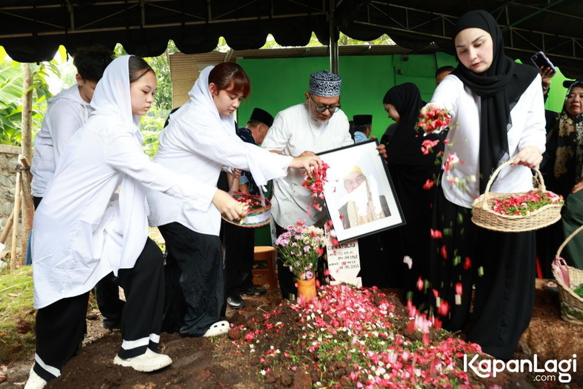 7 Potret Pemakaman Ayahanda Mona Ratuliu, Tangis Haru Iringi Kepergian Almarhum ke Peristirahatan Terakhir