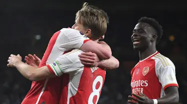 Pemain Arsenal Martin Odegaard (tengah) merayakan dengan rekan setimnya setelah mencetak gol kedua timnya selama pertandingan sepak bola Liga Premier Inggris melawan Wolverhampton Wanderers di Stadion Molineux, Inggris, Sabtu, 20 April 2024. (AP Photo/Rui Vieira)