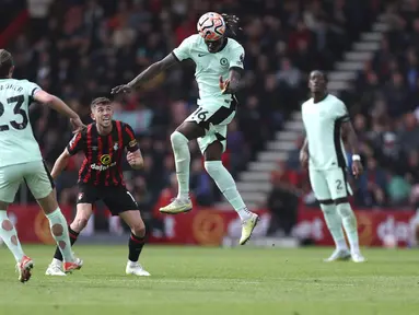 Gelandang Chelsea Lesley Ugochukwu mendapatkan bola saat melawan Bournemouth pada pekan kelima Liga Inggris di Stadion Vitality, Minggu (17/9/2023). (Steven Paston/PA via AP)