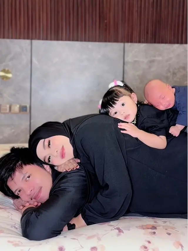 Potret Atta Halilintar, Aurelie Hermansyah, Ameena Hanna Nur Atta, dan Baby Azura (Sumber: Instagram/attahalilintar dan Instagram/azuraatta)