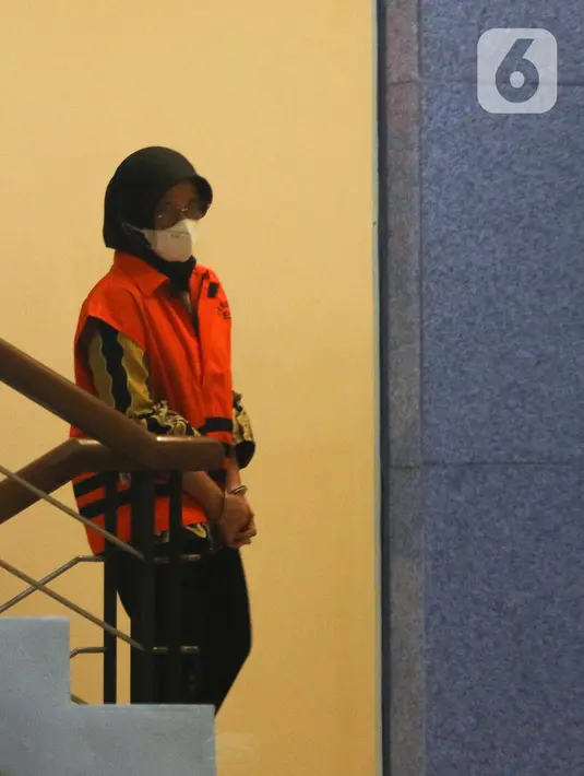 Hakim Yustisia atau Panitera Pengganti MA Elly Tri Pangestu mengenakan rompi tahanan seusai konferensi pers terkait operasi tangkap tangan (OTT) perkara suap di Mahkamah Agung, di gedung KPK, Jakarta, Jumat (23/9/2022).  Penetapan tersangka ini merupakan hasil gelar perkara pasca OTT KPK di Jakarta dan Semarang pada Rabu, 21 September 2022 hingga Kamis, 22 September 2022. (Liputan6.com/Herman Zakharia)