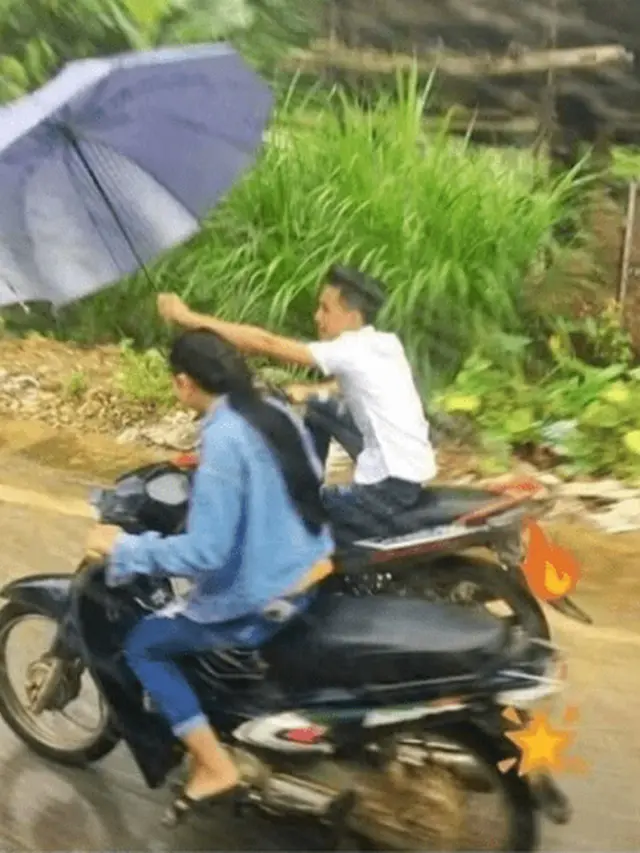 6 Momen Pakai Payung saat Hujan Ini Bikin Senyum Tipis