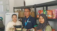 Peserta bersama trainer menunjukan produk unggulan khas Kalimantan Tengah saat pelatihan Pertamina UMK Academy. Foto: Marifka Wahyu Hidayat